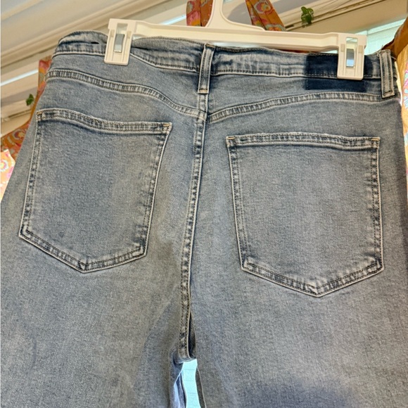 GAP Distressed Denim cut off Jeans - Picture 2 of 4